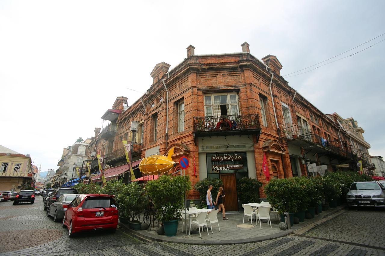 Lilus Hostel Batumi Exterior photo